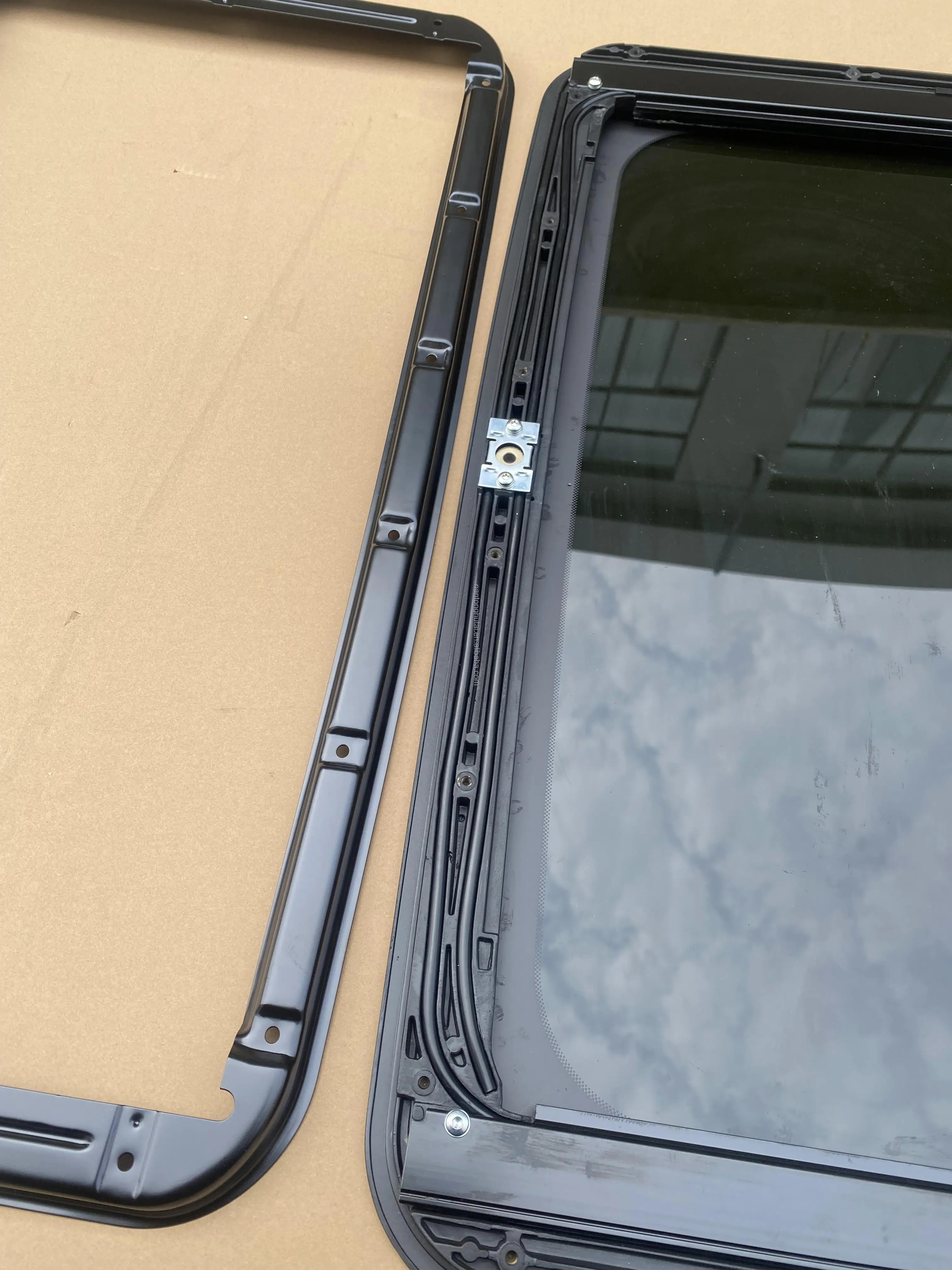 Hot Sale Universal Sunroof Assembly Manual Sunroof for Each Model